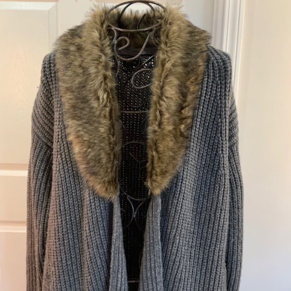 Ann Taylor Faux Fur Wool Chunky Knit Warm Winter Gray Sweater Size Medium - Picture 2 of 8